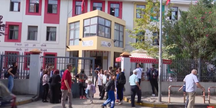 Nis viti i ri shkollor – Dyfishohet numri i oficerëve të sigurisë, forcohen masat që ndalojnë celularët në mësim