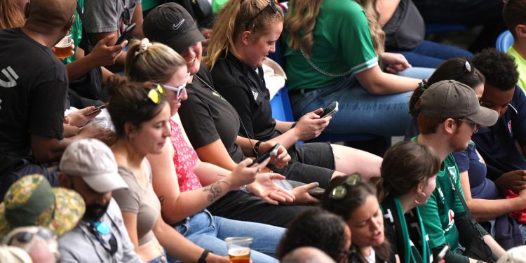 Aktivizohet sistemi i alarmit emergjent në Britani, miliona telefona celularë marrin mesazhin paralajmërues