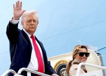 Presidenti Trump mbërrin në Mbretërinë e Bashkuar për vizitë zyrtare