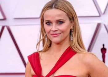 Reese Witherspoon flet për shkrimin e një trilleri: ‘Çfarë lidhje kanë vajzat me bikini me zgjidhjen e krimit?’