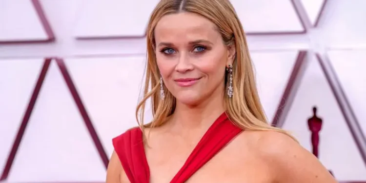 Reese Witherspoon flet për shkrimin e një trilleri: ‘Çfarë lidhje kanë vajzat me bikini me zgjidhjen e krimit?’