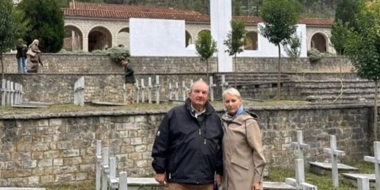 FOTOLAJM/ Karamalis në Këlcyrë, homazh te varrezat greke: Aty ku mijëra ushtarë grekë dhanë jetën për një besim dhe komb