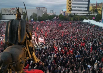 Tubimi/ “Liri për çlirimtarët” jehon në Tiranë