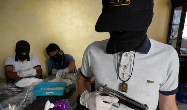 Mediat britanike: Gangsterët shqiptarë po trajnohen nga meksikanët për tortura dhe ekzekutime brutale