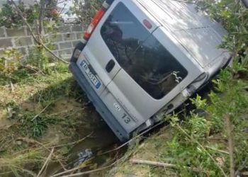 Aksident në aksin Lushnjë-Berat, furgoni me turistë përfundon në kanal, 4 të plagosur