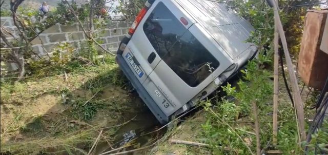 Aksident në aksin Lushnjë-Berat, furgoni me turistë përfundon në kanal, 4 të plagosur