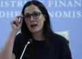 55% e shqiptarëve në hall për bukën e gojës, ministrja në iluzione: Trillim i departamentit imagjinar të PD-së