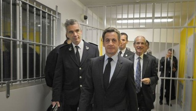 Tension në burgun Santé, të burgosurit postojnë pamje ku fyejnë dhe kërcënojnë Sarkozy