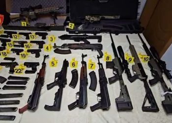 VIDEO/ Zbulohet furgoni me armatim në qendër të Tiranës, kishte armë sa për një ushtri