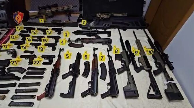 VIDEO/ Zbulohet furgoni me armatim në qendër të Tiranës, kishte armë sa për një ushtri