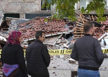 VIDEO/ Tërmeti në Turqi: Qytetarët të panikosur u hodhën nga ballkonet, 22 persona të plagosur