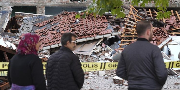 VIDEO/ Tërmeti në Turqi: Qytetarët të panikosur u hodhën nga ballkonet, 22 persona të plagosur