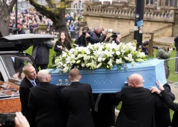 Mijëra njerëz mbushën rrugët për funeralin e Ricky Hatton