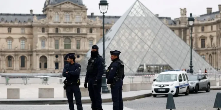 Bizhuteri “të paçmuara” u vodhën gjatë bastisjes në Muzeun e Luvrit