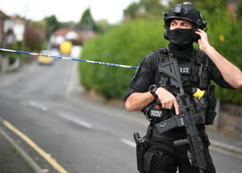 Policia britanike identifikon viktimat dhe autorin e sulmit në sinagogë