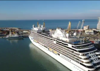 “Pallati lundrues” luksoz mbërrin në Portin e Durrësit, zbarkojnë qindra turistë