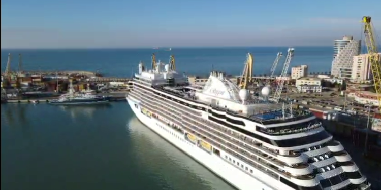 “Pallati lundrues” luksoz mbërrin në Portin e Durrësit, zbarkojnë qindra turistë
