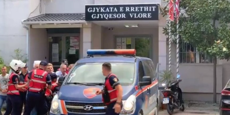Pas sherrit të avokatit të Kryemadhit, plas grushti në Gjykatën e Vlorës