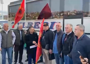 Tubimi pro UÇK-së në Tiranë, me flamuj kuqezi e këngë patriotike nisen autobusët e parë nga Prishtina