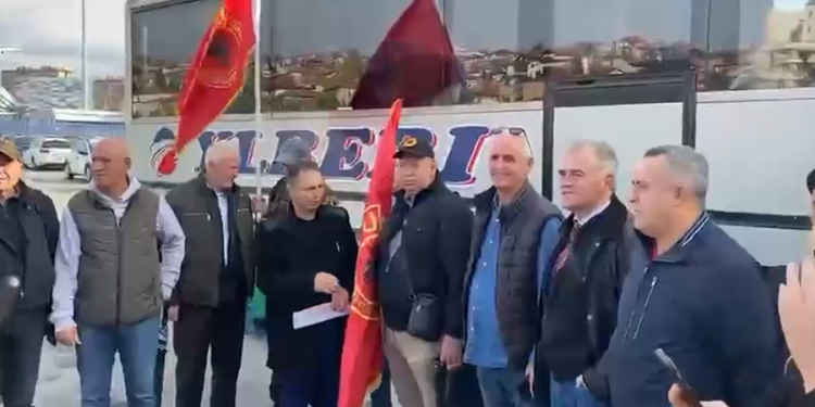 Tubimi pro UÇK-së në Tiranë, me flamuj kuqezi e këngë patriotike nisen autobusët e parë nga Prishtina