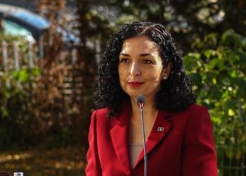 Vjosa Osmani në Tiranë, por nuk merr pjesë në tubimin pro UÇK