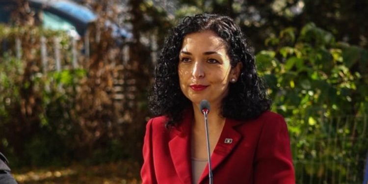 Vjosa Osmani në Tiranë, por nuk merr pjesë në tubimin pro UÇK