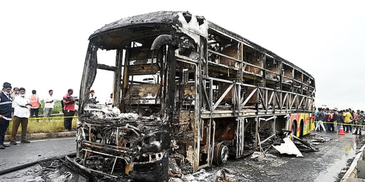 Dhjetëra pasagjerë digjen brenda një autobusi në Indi