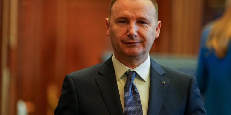 Deputeti i LDK në Kosovë godet me grusht një qytetar: Më provokoi keq!