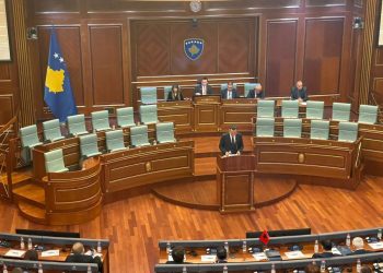 Kurti në Kuvend: Asnjë parti nuk ka pranuar të hyjë në koalicion, vendi rrezikon të shkojë në zgjedhje