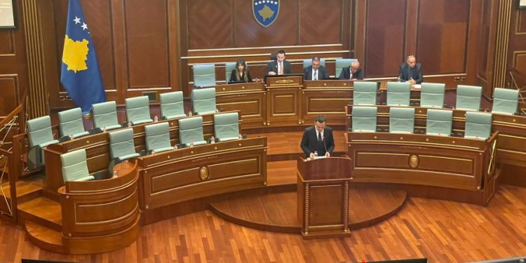 Kurti në Kuvend: Asnjë parti nuk ka pranuar të hyjë në koalicion, vendi rrezikon të shkojë në zgjedhje