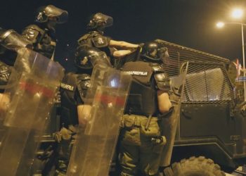 “Merr para nga BE, urdhra nga Rusia”, media britanike: Qeveria serbe dhe Vuçiç po rrëzohen nga pushteti