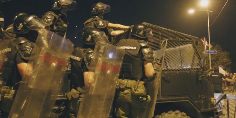 “Merr para nga BE, urdhra nga Rusia”, media britanike: Qeveria serbe dhe Vuçiç po rrëzohen nga pushteti