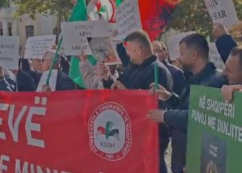 FOTO/ Minatorët dhe pensionistët bëhen bashkë, protestojnë jashtë Kuvendit