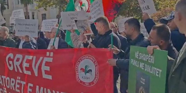FOTO/ Minatorët dhe pensionistët bëhen bashkë, protestojnë jashtë Kuvendit