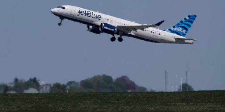 Avioni humb lartësinë dhe kryen ulje të detyruar, plagosen pasagjerët