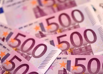 Qeveria në detyrë e Kosovës miraton rritjen e pagës minimale duke filluar nga janari 2026