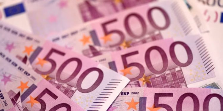 Qeveria në detyrë e Kosovës miraton rritjen e pagës minimale duke filluar nga janari 2026