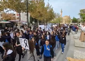 Aksidenti i mori jetën 17-vjeçarit, qindra qytetarë të Vlorës marshojnë në rrugët e qytetit