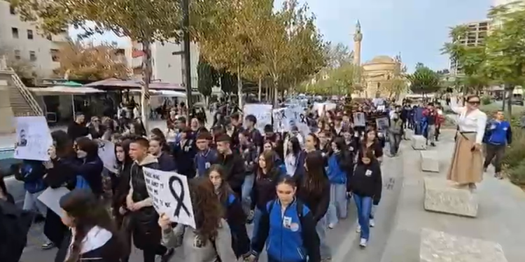 Aksidenti i mori jetën 17-vjeçarit, qindra qytetarë të Vlorës marshojnë në rrugët e qytetit