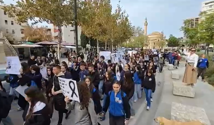 Aksidenti i mori jetën 17-vjeçarit, qindra qytetarë të Vlorës marshojnë në rrugët e qytetit