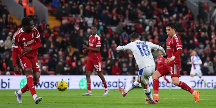 EFL Cup/ Liverpool-i për turp, “Reds”-at munden me tre gola nga Crystal Palace dhe djegin trofeun e parë të sezonit. Kalojnë Arsenali, Chelsea e City
