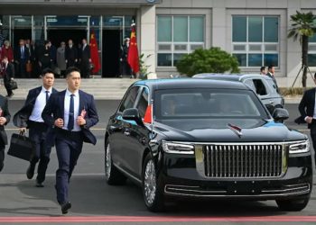 VIDEO/ “Muri njerëzor” i Xi Jinping trondit Seulin, rojat vrapojnë për të mbrojtur liderin kinez