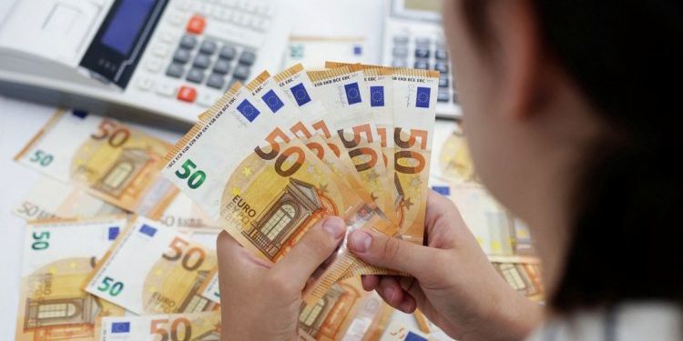 Këmbimi valutor 27 tetor/ Me sa blihen e shiten sot monedhat e huaja