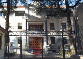 Të shtëna me armë në Gjykatën e Apelit, mbetet i plagosur gjyqtari Astrit Kalaja dhe një person tjetër, arrestohet autori