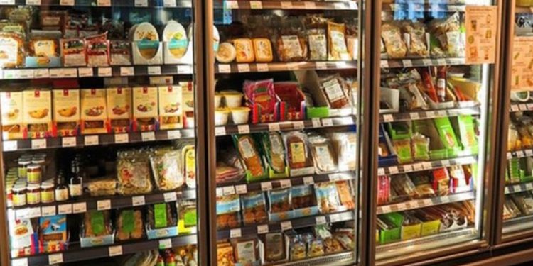 Franca ndalon hedhjen e ushqimit, detyron supermarketet ta japin për njerëzit në nevojë