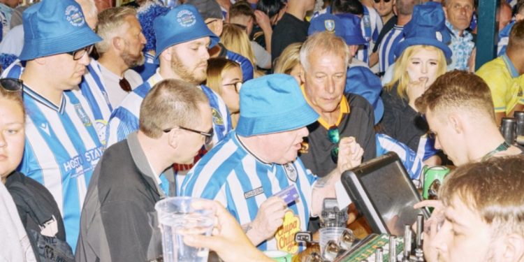 Biznesmeni Chansiri s’është më president i Sheffield Wednesday, tifozët heqin dorë nga bojkoti dhe blejnë 9000 bileta në 24 orë