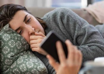 Si të largoheni nga “doomscrolling” dhe të përmirësoni mirëqenien mendore 