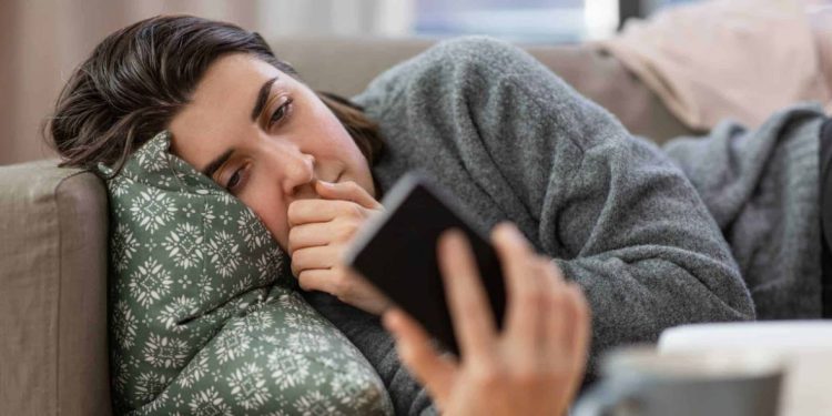 Si të largoheni nga “doomscrolling” dhe të përmirësoni mirëqenien mendore