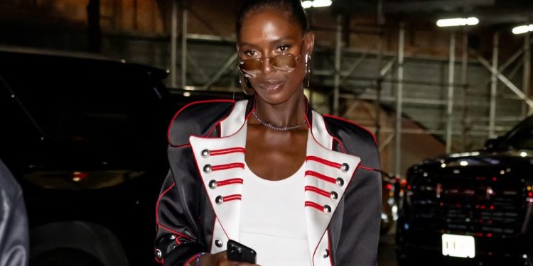 Nga Jimi Hendrix te Jodie Turner-Smith, moda pas xhaketave ushtarake po rikthehet fuqishëm