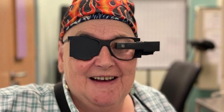 Implanti i syrit që ndryshon jetën i ndihmon pacientët e verbër të lexojnë përsëri